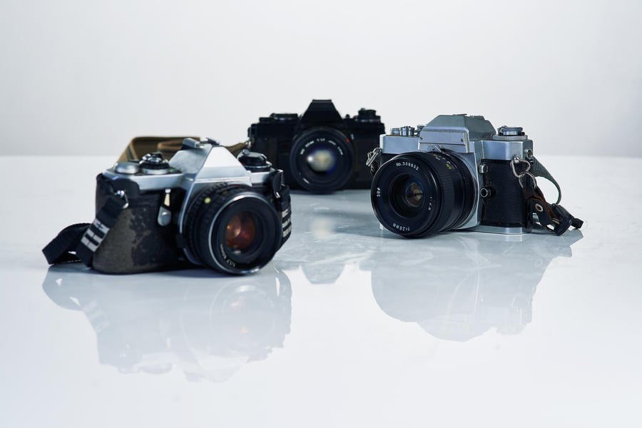 Sony A6700 vs Fujifilm X-T50: KI-Autofokus gegen 40-MP-Filmsimulation